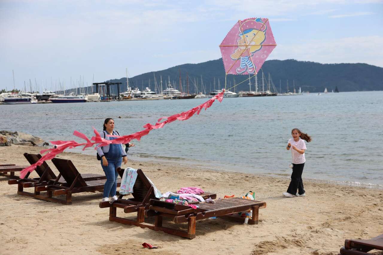 Marmaris’te Uçurtmalar Gökyüzünü, Çocuklar Burunucu’nu Renklendirdi 3